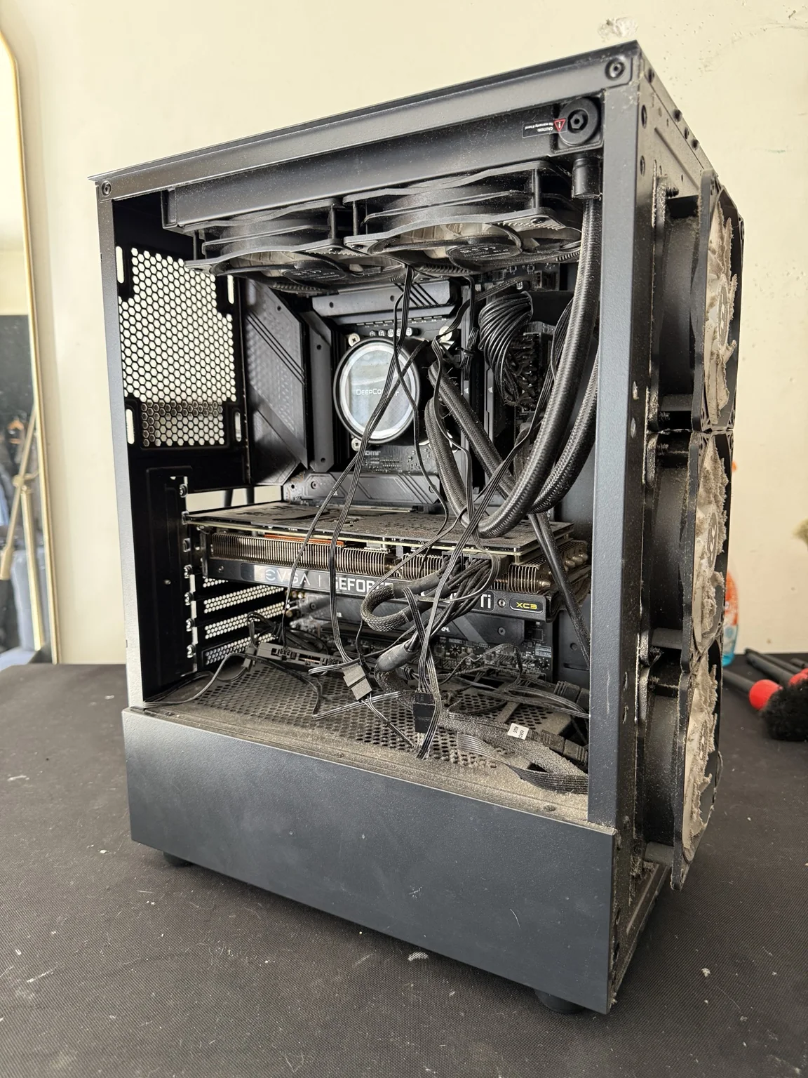 PC antes del mantenimiento, con polvo acumulado en ventiladores, gabinete y componentes
