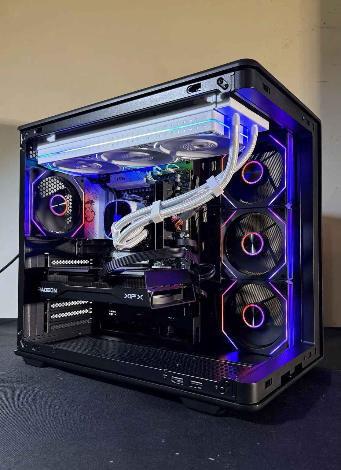 PC armada desde cero por RAW TECH, con refrigeración líquida e iluminación violeta