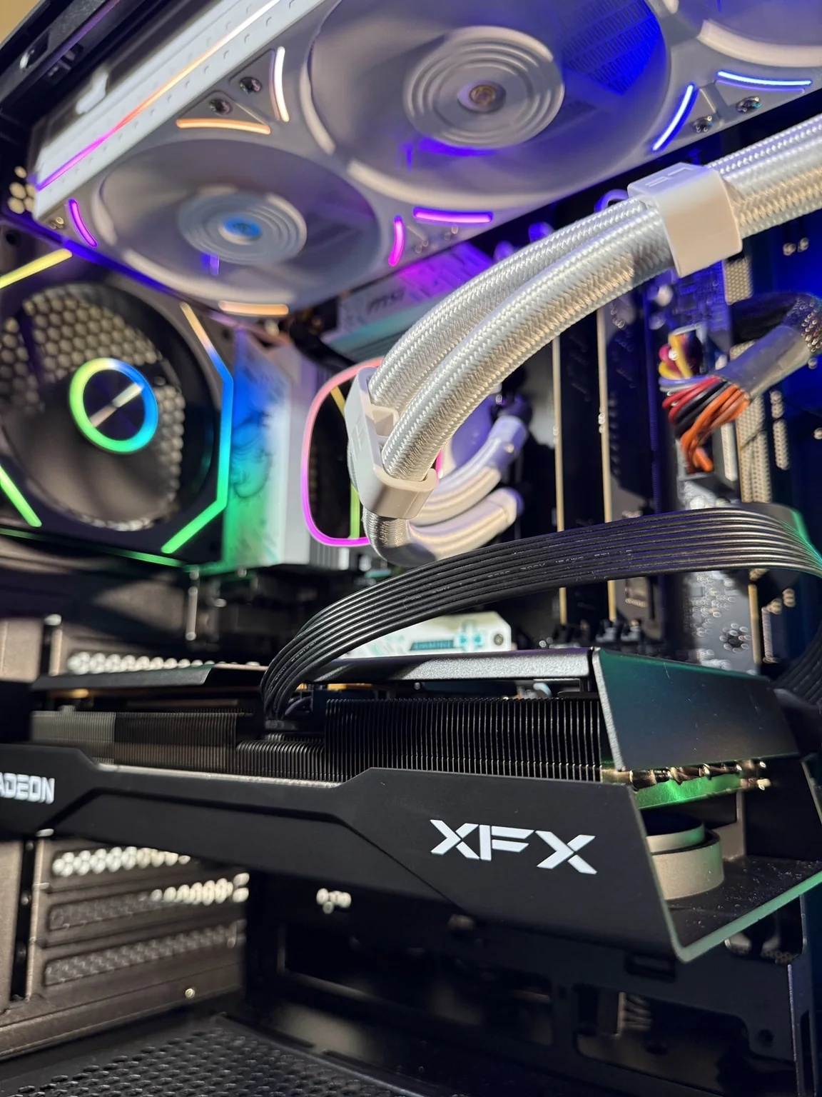 Detalle de la placa de video XFX y las conexiones de la PC armada por RAW TECH